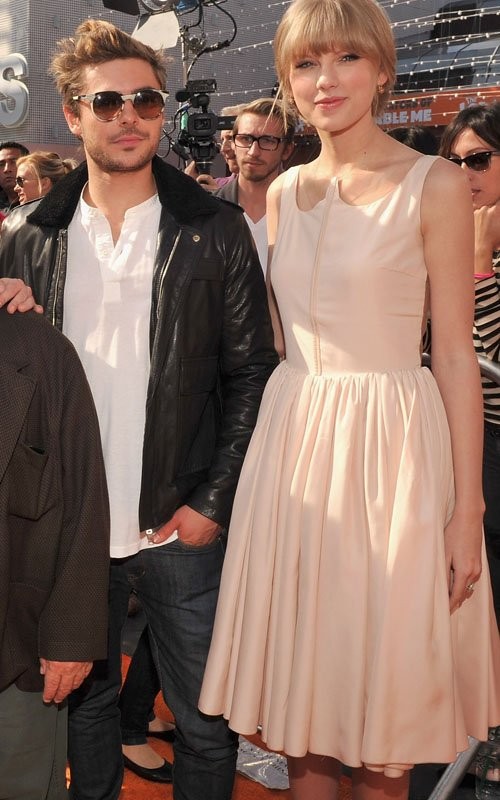 Taylor Swift và Zac Efron vừa cùng nhau tham dự buổi công chiếu phim hoạt hình "The Lorax" do hai người lồng tiếng, thu hút số lượng fan không hề nhỏ.